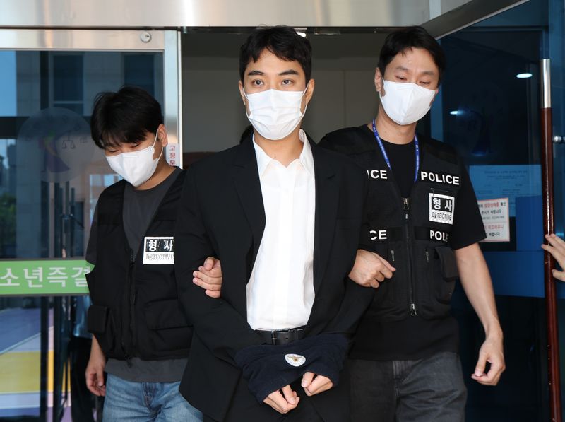 미성년자 성매매 혐의 등을 받는 최영중 전 청주시의원이 30일 충북 청주시 서원구 청주지방법원에서 구속 전 피의자 심문(영장실질심사)을 받은 뒤 나오고 있다. 2026.7.30 ⓒ 뉴스1 김영운 기자