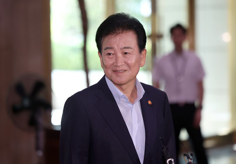 [서울=뉴시스] 김선웅 기자 = 정동영 통일부 장관이 6일 서울 종로구 정부서울청사로 등청하며 취재진 질문에 답변하고 있다. 2026.08.06. mangusta@newsis.com