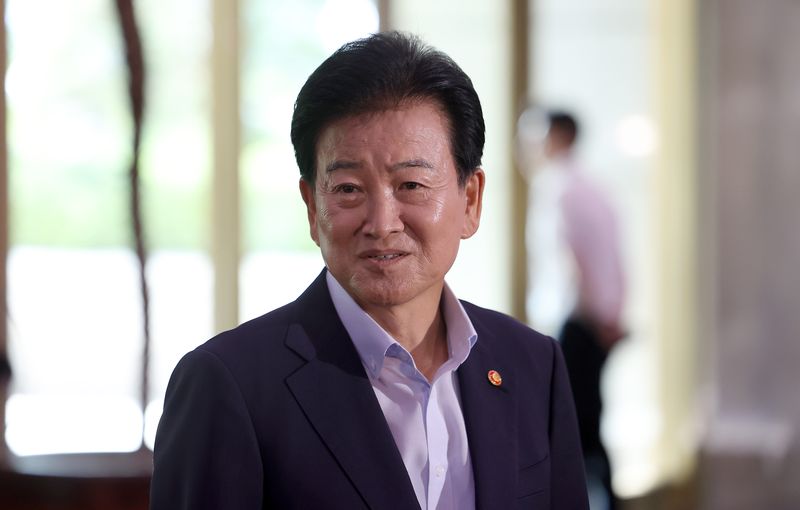 [서울=뉴시스] 김선웅 기자 = 정동영 통일부 장관이 6일 서울 종로구 정부서울청사로 등청하며 취재진 질문에 답변하고 있다. 2026.08.06. mangusta@newsis.com