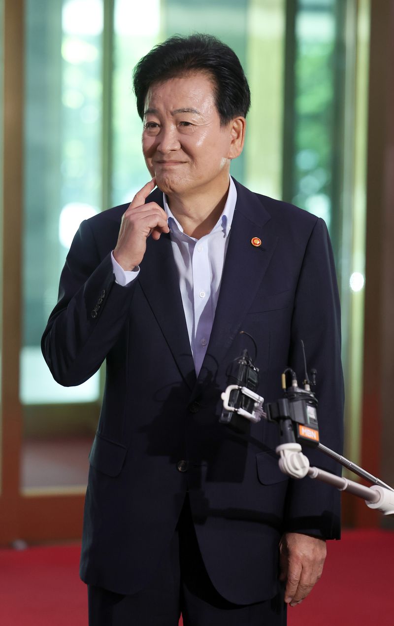 [서울=뉴시스] 김선웅 기자 = 정동영 통일부 장관이 6일 서울 종로구 정부서울청사로 등청하며 취재진 질문에 답변하고 있다. 2026.08.06. mangusta@newsis.com