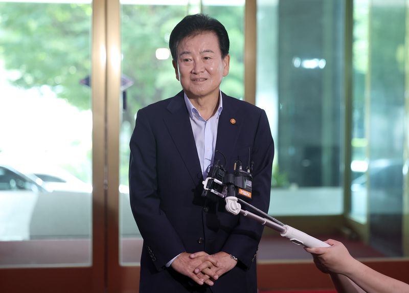 [서울=뉴시스] 김선웅 기자 = 정동영 통일부 장관이 6일 서울 종로구 정부서울청사로 등청하며 취재진 질문에 답변하고 있다. 2026.08.06. mangusta@newsis.com