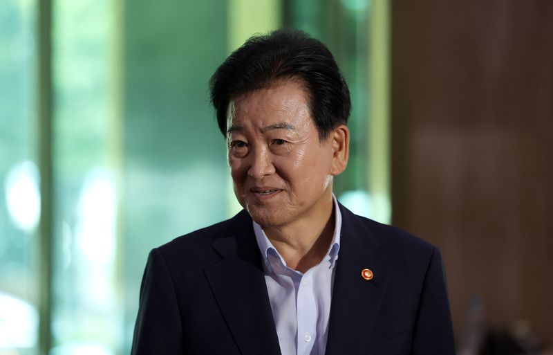 [서울=뉴시스] 김선웅 기자 = 정동영 통일부 장관이 6일 서울 종로구 정부서울청사로 등청하며 취재진 질문에 답변하고 있다. 2026.08.06. mangusta@newsis.com