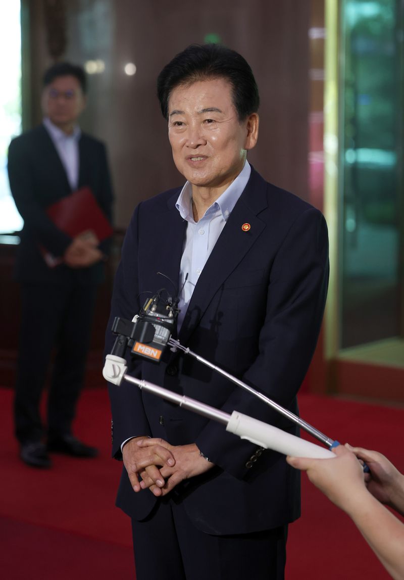 [서울=뉴시스] 김선웅 기자 = 정동영 통일부 장관이 6일 서울 종로구 정부서울청사로 등청하며 취재진 질문에 답변하고 있다. 2026.08.06. mangusta@newsis.com
