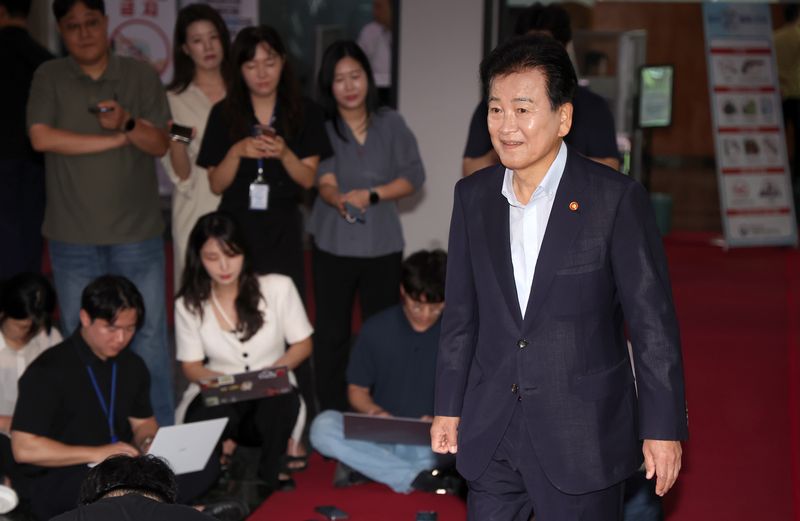 [서울=뉴시스] 김선웅 기자 = 정동영 통일부 장관이 6일 서울 종로구 정부서울청사로 등청하고 있다. 2026.08.06. mangusta@newsis.com