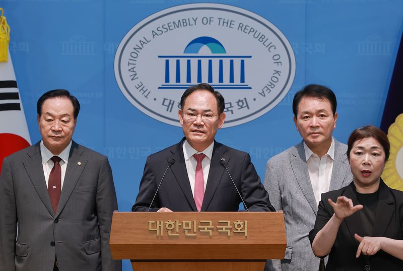 국회 국방위원회 야당 간사인 국민의힘 임종득 의원(왼쪽 두번째)이 8월 6일 국회 소통관에서 전날 이재명 대통령의 '육군사관학교 출신의 쿠데타' 발언과 관련해 사관학교 통합의 추진 배경, 기대 효과 등이 명확하지 않다며 비판하고 있다. 왼쪽부터 국방위원인 국민의힘 한기호 의원, 임 간사, 국방위원인 같은 당 성일종 의원. /사진=연합뉴스