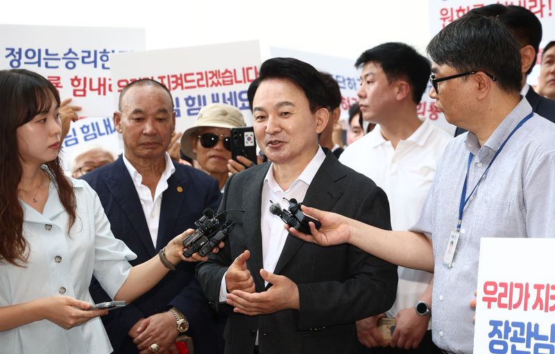 원희룡 전 국토교통부 장관이 6일 오전 직권남용권리행사방해 혐의 관련 피의자 조사를 받기 위해 경기 과천 2차 종합특검 사무실로 출석하며 취재진 질문에 답하고 있다. 2026.8.6 ⓒ 뉴스1 김민지 기자