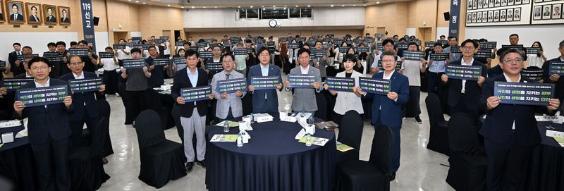 박찬대 인천시장과 김영훈 고용노동부장관 등 참석자들이 6일 인천시청 대회의실에서 열린 '고용노동부-인천광역시 질식사고 근절 공동선언식'에서 공공부문 질식사고 근절 공동선언을 발표하고 퍼포먼스를 하고 있다. 인천시 제공.