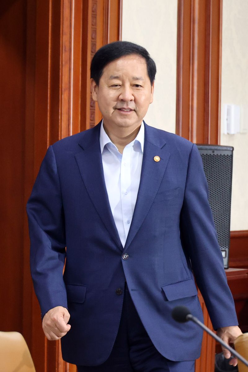 구윤철 부총리 겸 재정경제부 장관이 6일 오전 서울 종로구 정부서울청사에서 열린 비상경제본부 회의 겸 경제ㆍ구조혁신 관계장관회의에 참석하고 있다. 사진=서동일 기자