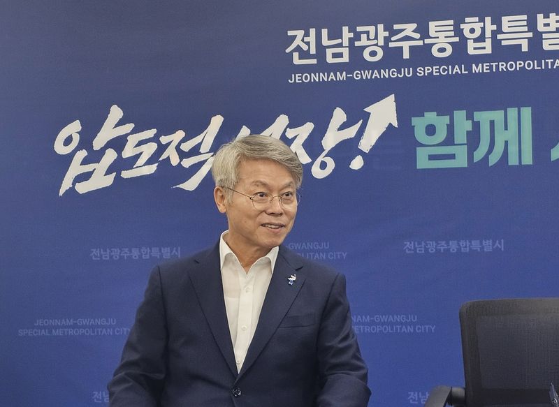 민형배 전남광주통합특별시장이 6일 시민 추천제로 진행된 전남광주통합특별시 지방직 정무부시장 2명에 대한 1순위 후보자 결정 과정을 설명하고 있다. 2026.8.6/뉴스1 최성국 기자