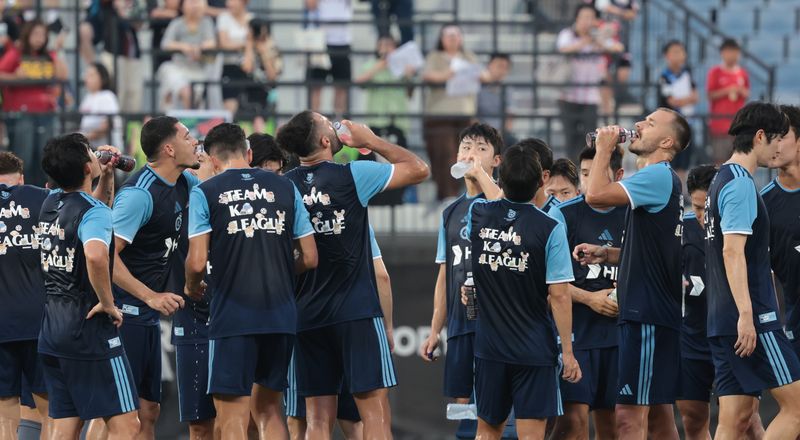 [부천=뉴시스] 전진환 기자 = 4일 오후 부천 원미구 부천종합운동장에서 실시된 ‘2026 쿠팡플레이 시리즈’에 출전하는 팀 K리그 오픈트레이닝에서 선수들이 훈련 중 물을 마시고 있다. 2026.08.04. amin2@newsis.com