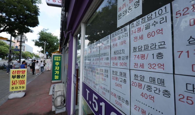 [서울=뉴시스] 김선웅 기자 = 정부의 세제개편안 발표를 앞두고 초고가 주택과 아파트가 밀집한 강남권 부동산 시장이 움츠러든 분위기다. 2일 한국부동산원에 따르면 7월 넷째주(27일) 조사 기준 아파트 평균 매매가격은 서초구 0.05%, 강남구 0.07%, 송파구는 0.20% 각각 올랐다. 이는 양도소득세 중과가 재개된 5월 초 이후 가장 낮은 상승률로, 서울 평균 상승률(0.25%)도 밑도는 수준이다. 2일 서울 강남구 소재 부동산 공인중개사 사무소에 매물 정보가 게시돼있다. 2026.08.02. mangusta@newsis.co