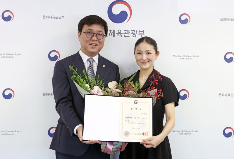 최휘영(왼쪽) 문화체육관광부 장관이 6일 서울 종로구 국립현대미술관 서울관에서 신임 김주원 국립발레단장 겸 예술감독에게 임명장을 수여한 뒤 기념촬영을 하고 있다. (사진=문화체육관광부 제공) *재판매 및 DB 금지 /사진=뉴시스