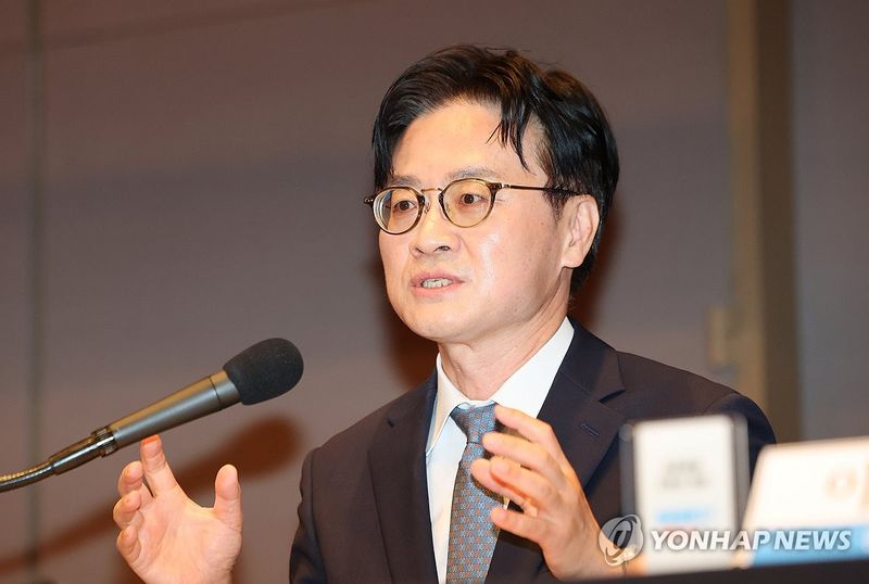 김정관 산업통상부 장관이 6일 서울 중구 한국프레스센터에서 열린 관훈클럽 초청 토론회에서 질문에 답하고있다. 연합뉴스