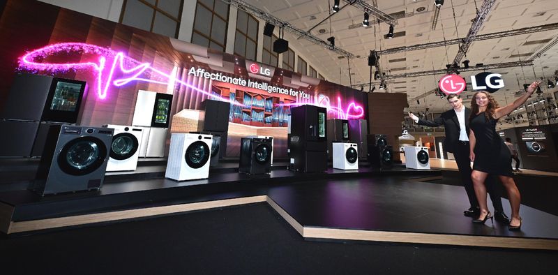 LG전자는 IFA 2025 당시 전시관 입구에 AI홈 허브 ‘씽큐 온’의 지휘 아래 다양한 가전들이 서로 연결되며 고객의 일상을 업그레이드 하는 'LG AI홈'을 형상화한 'LG AI 가전의 오케스트라' 연출 공간을 마련했다. LG전자 제공