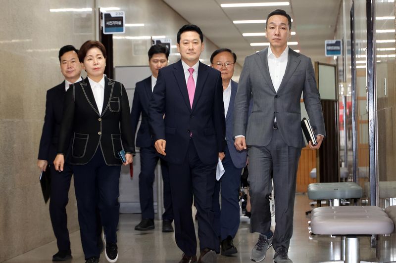 국민의힘 장동혁 대표와 최고위원들이 6일 국회에서 열린 최고위원회의에 입장하고 있다. 사진=박범준 기자