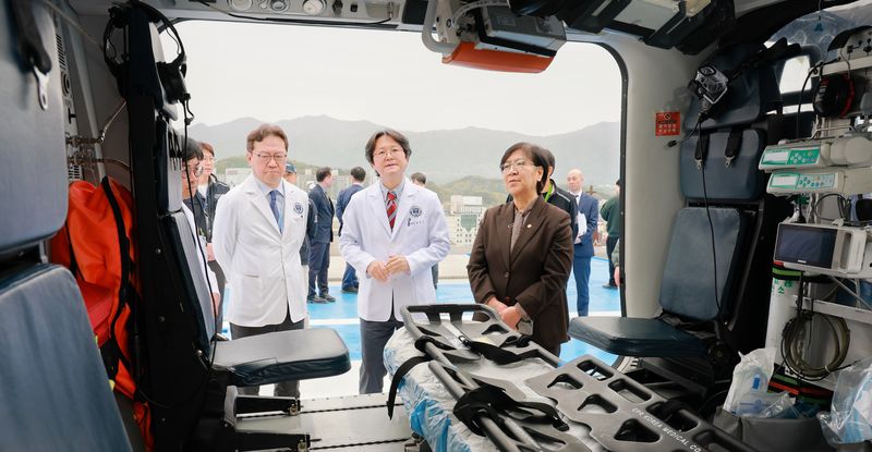[세종=뉴시스]정은경 보건복지부 장관이 4월 22일 강원 원주의 원주세브란스기독병원을 찾아 강원 응급환자 이송체계 간담회를 열고 지역 응급의료 현안을 점검하는 모습. (사진=보건복지부 제공) 2026.04.22. photo@newsis.com *재판매 및 DB 금지