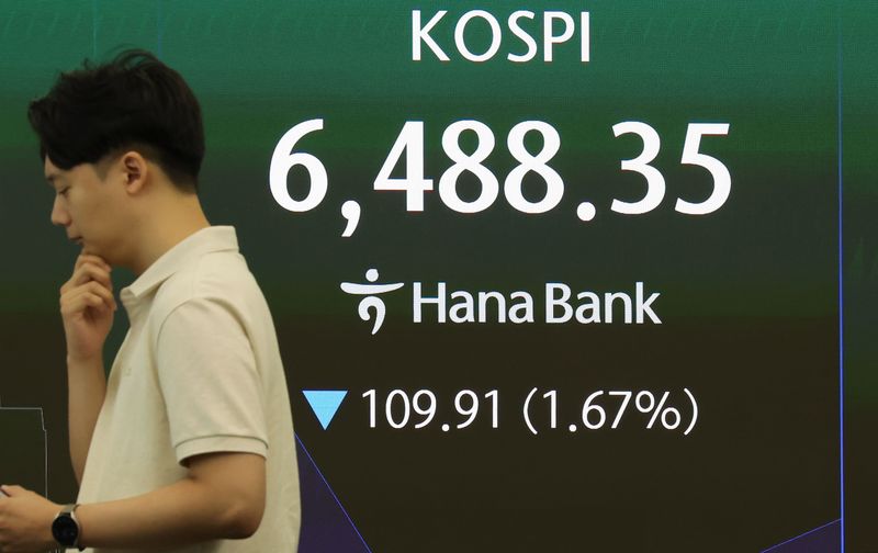 [서울=뉴시스] 홍효식 기자 = 코스피가 전 거래일보다 119.51포인트(1.81%) 내린 6478.75에 개장한 6일 오전 서울 중구 하나은행 딜링룸 전광판에 지수가 표시되고 있다.코스닥 지수는 전 거래일보다 0.27% 내린 797.44에 거래를 시작했다. 2026.08.06. yesphoto@newsis.com