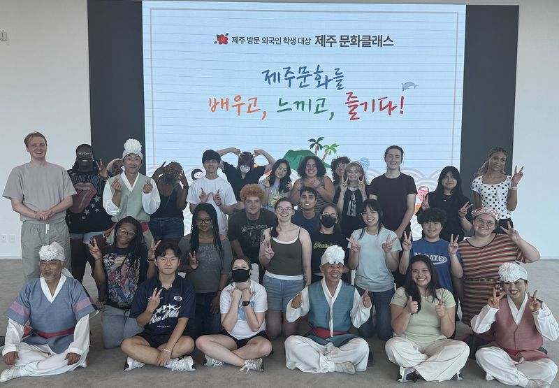제주대학교 ‘2026학년도 하계 런케이션 글로벌 서머스쿨’에 참여한 외국인 학생들과 관계자들이 제주 문화체험을 마친 뒤 기념촬영을 하고 있다. 제주대는 한국어 교육과 제주 문화체험을 교환학생·대학원 등 정규 유학 과정으로 연결하는 국제교류 프로그램을 운영했다. /사진=제주대학교 제공