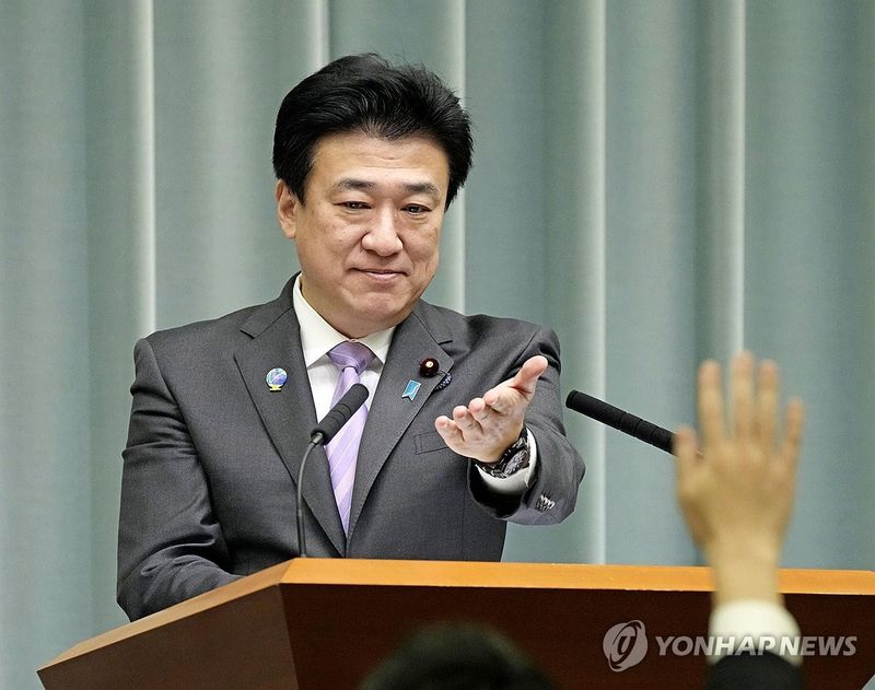 일본 정부 대변인인 기하라 미노루 관방장관이 6일 질문을 하기 위해 손을 든 기자를 가리키며 질문권을 주고 있다. 연합뉴스