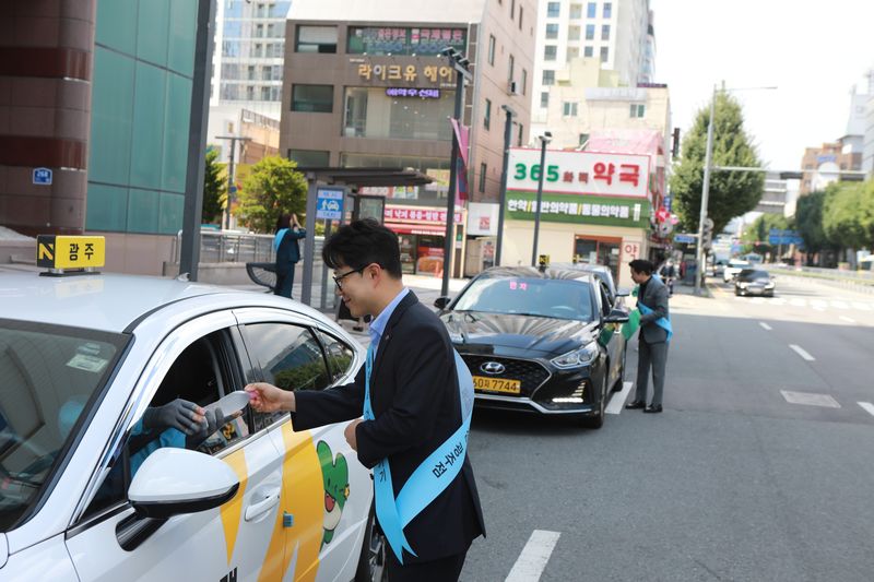 롯데백화점 광주점 직원들이 6일 백화점 정문 앞에서 대기 중인 택시기사에게 얼음물과 음료를 무료 제공하고 있다. (광주점 제공. 재판매 및 DB 금지)
