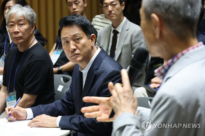 오세훈 서울시장이 6일 서울 중구 서울시청에서 열린 부동산 정상화를 위한 서울시민 대토론회에서 참가자 발언을 듣고 있다. 연합뉴스