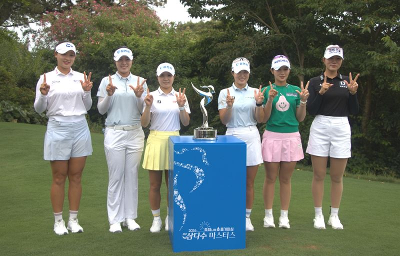제13회 제주삼다수 마스터스에 출전하는 김민솔과 서교림, 고지원, 고지우, 박현경, 김민선(왼쪽부터)이 5일 서귀포시 테디밸리 골프앤리조트에서 우승 트로피를 사이에 두고 기념촬영을 하고 있다. 디펜딩 챔피언 고지원은 이번 대회에서 생애 첫 타이틀 방어에 도전한다. /사진=제주개발공사 제공