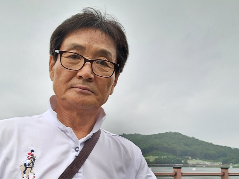 호수에 빠진 19개월 여아를 구해 LG복지재단의 '살신성인 의인상'을 받은 65세 김경호씨. 김씨는 포상금 일부를 취약계층 아동을 위해 기부했다. /사진=연합뉴스