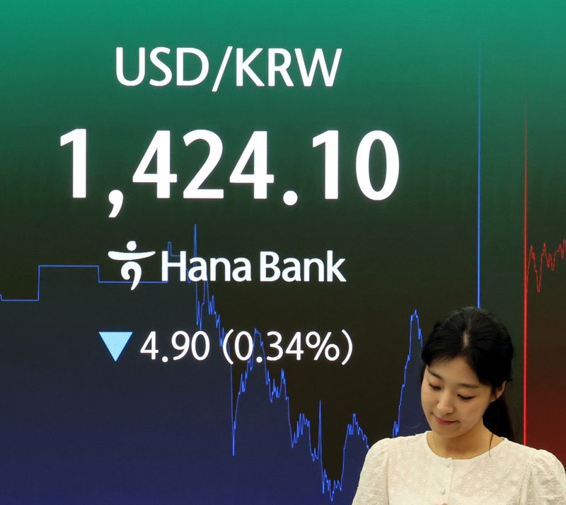 지난 5일 오후 서울 중구 하나은행 딜링룸에서 딜러들이 업무를 하고 있는 모습.뉴시스