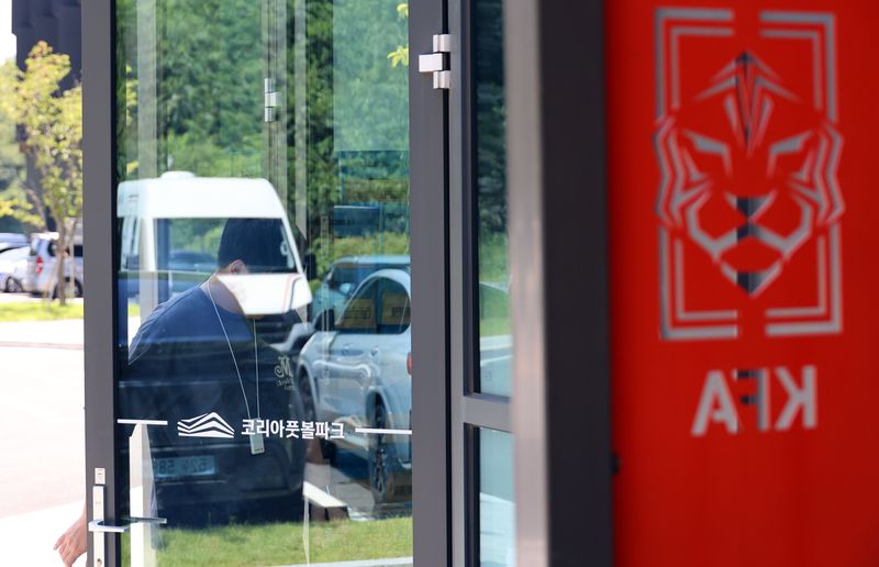 압수수색으로 어수선한 대한축구협회 (천안=연합뉴스) 이주형 기자 = 6일 경찰의 압수수색이 진행된 충남 천안시 서북구 입장면 대한축구협회 사무실 안으로 협회 관계자가 출입하고 있다. 2026.8.6 coolee@yna.co.kr (끝)