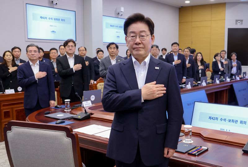 이재명 대통령이 6일 청와대에서 열린 수석보좌관회의에서 국민의례를 하고 있다. 연합뉴스