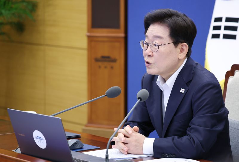 이재명 대통령이 6일 청와대에서 열린 수석보좌관회의에서 발언하고 있다. 뉴시스