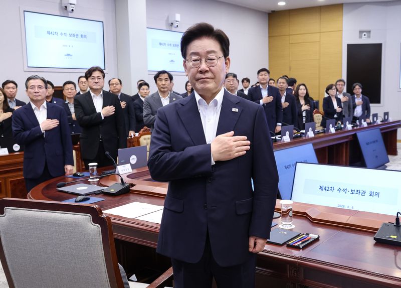 이재명 대통령이 6일 청와대에서 열린 수석보좌관회의에서 국민의례를 하고 있다. (청와대통신사진기자단) ⓒ 뉴스1 이재명 기자