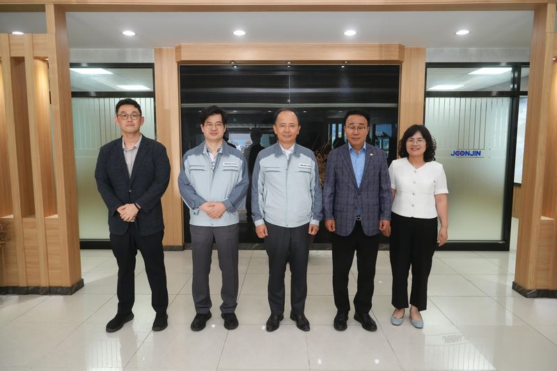 부산진해경제자유구역청 박성호 청장(왼쪽 네번째)이 ㈜전진엔텍 김병국 대표(왼쪽 세번째)와 기념사진을 촬영하고 있다. 부산진해경제자유구역청 제공