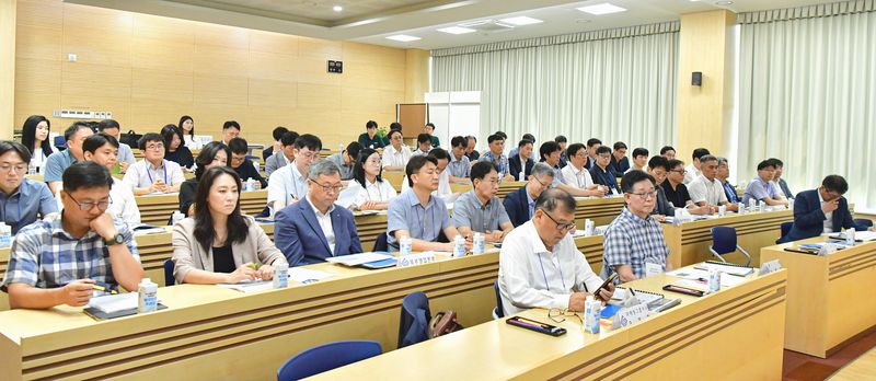 6일 시석중 경기신용보증재단 이사장을 비롯한 임직원들이 남양주 정약용도서관에서 '2026년 제3차 경영전략 워크숍'을 가졌다.(경기신보 제공. 재판매 및 DB금지)/뉴스1