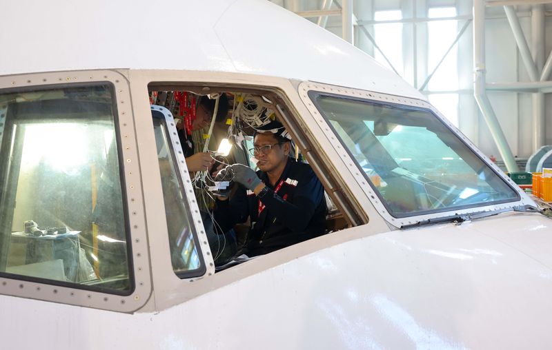 [인천공항=뉴시스] 공항사진기자단 = 6일 인천 영종구 인천공항 첨단복합항공단지 내 IKCS 화물기 개조시설에서 보잉 B777 기종을 화물기로 개조하는 작업이 진행되고 있다.인천국제공항은 이번 개조시설 본격 가동을 계기로 고부가가치 MRO(항공정비) 산업을 아우르는 허브로 도약하고 국내 항공 부품 기업의 글로벌 공급망 진입과 지역경제 활성화를 이끌어갈 계획이다. 2026.08.06. photo@newsis.com