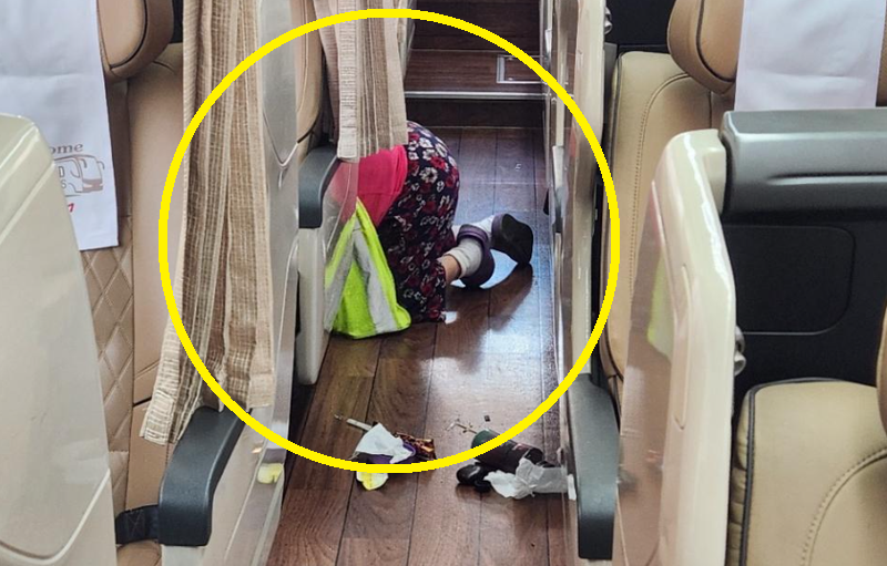 운행을 마친 고속버스 안에서 한 청소 노동자가 청소를 하고 있다./사진=온라인 커뮤니티 '보배드림' 캡처