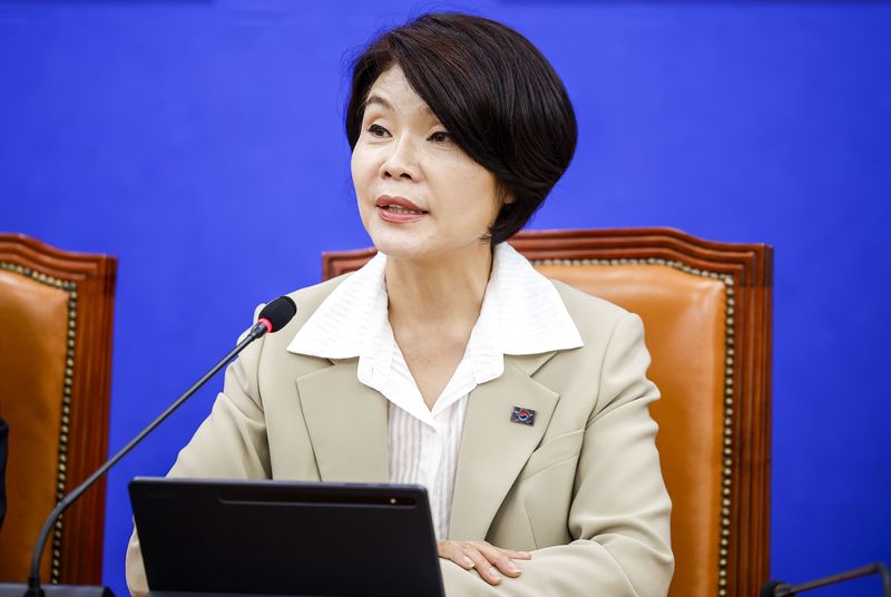 [서울=뉴시스] 정병혁 기자 = 한정애 더불어민주당 정책위의장이 16일 서울 여의도 국회에서 열린 원내대책회의에서 발언하고 있다. 2026.06.16. jhope@newsis.com