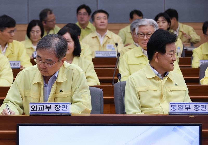 조현 외교부 장관(왼쪽)과 정동영 통일부 장관이 6일 정부서울청사 별관에서 열린 2026년 을지연습 준비보고회의에 참석해 서로 다른 곳을 쳐다보고 있다. 연합뉴스