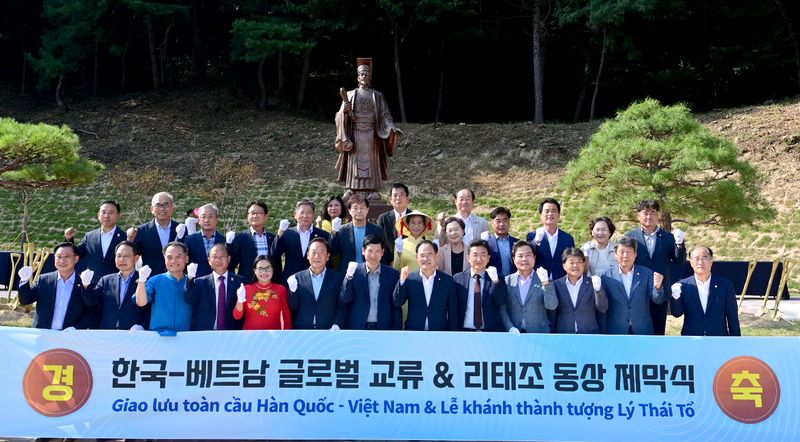 경북도는 25일 봉화군 봉성면 충효당 일원에서 열린 ‘한-베트남 글로벌 교류 행사’에 베트남 문화체육관광부 대표단을 초청해 문화·관광 협력 강화를 약속했다.(경북도 제공,재판매 및 DB 금지) ⓒ 뉴스1 김대벽기자