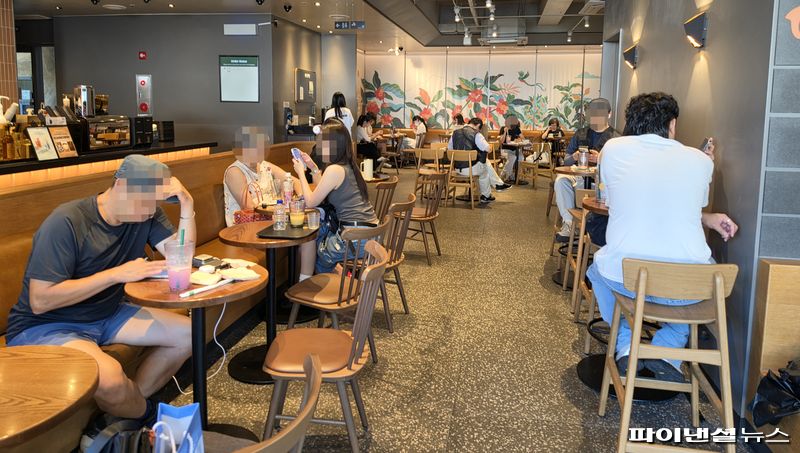 6일 오후 서울 종로구 한 스타벅스 매장이 고객들로 붐비고 있다. 사진=박성현 기자