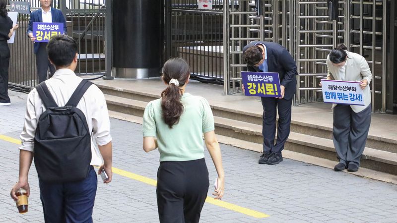지난 5일 오전 박상준 부산 강서구청장(오른쪽 두번째) 등 강서구 관계자가 부산 동구 해양수산부 부산청사 앞에서 해수부 직원에게 아침 인사하고 있다. 강서구 제공
