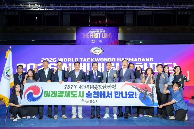 손훈모 순천시장이 2027년 세계태권도대회 개최지로 순천시가 확정된 후 기념사진을 촬영하고 있다. (순천시 제공. 재판매 및 DB금지) 2026.8.6 ⓒ 뉴스1
