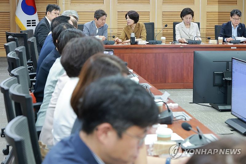 민주당 서울시당 부동산 정책 간담회서 대화 나누는 김영배·한정애 의원 (출처=연합뉴스)