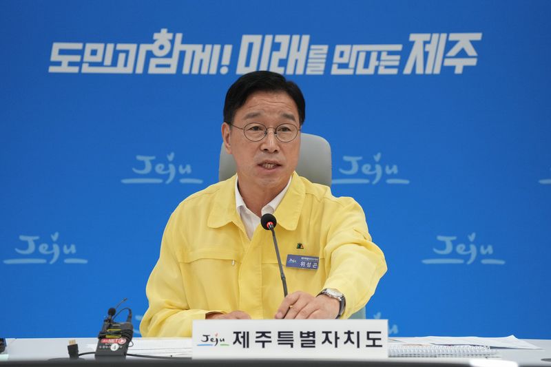 위성곤 제주도지사가 6일 폭염·가뭄 대처상황 점검회의에서 건설 일용직 노동자 기후보험과 급수 취약지역, 고수온 양식 피해 대응방안을 설명하고 있다. 기후보험은 폭염으로 공공 건설현장 작업이 중단될 경우 일용직 노동자의 소득 감소분을 보전하는 제도다. /사진=제주특별자치도 제공