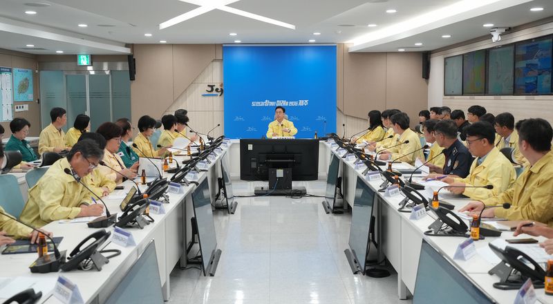 위성곤 제주도지사가 6일 제주도 재난안전대책본부 상황실에서 폭염·가뭄 대처상황 점검회의를 주재하고 있다. 제주도는 건설 일용직 노동자 기후보험과 취약계층 보호, 농업용수 공급 등 분야별 대응상황을 점검했다. /사진=제주특별자치도 제공