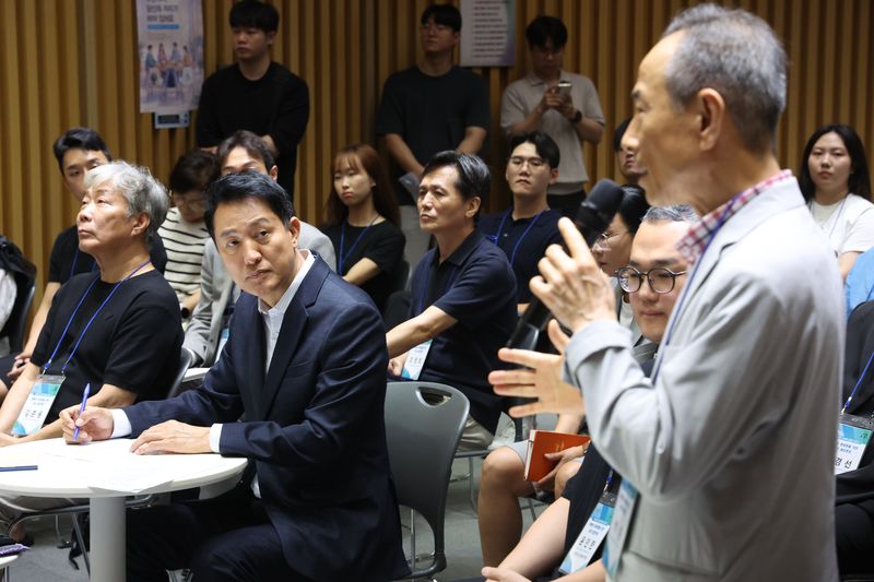 [서울=뉴시스] 박영태 기자 = 오세훈 서울시장이 6일 서울 중구 서울시청에서 열린 부동산 정상화를 위한 서울시민 대토론회에 참석하고 있다. 2026.08.06. since1999@newsis.com
