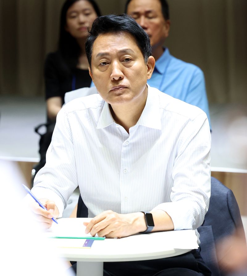 [서울=뉴시스] 박영태 기자 = 오세훈 서울시장이 6일 서울 중구 서울시청에서 열린 부동산 정상화를 위한 서울시민 대토론회에 참석해 패널의 질문을 듣고 있다. 2026.08.06. since1999@newsis.com