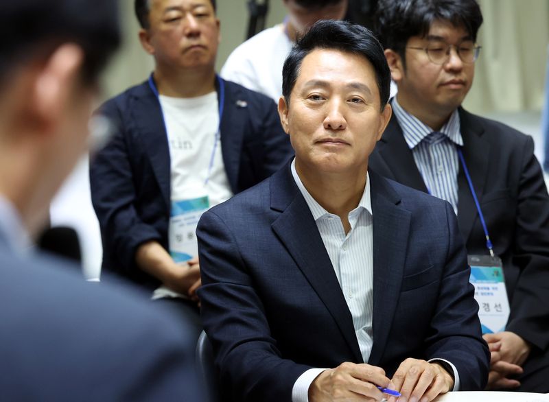 [서울=뉴시스] 박영태 기자 = 오세훈 서울시장이 6일 서울 중구 서울시청에서 열린 부동산 정상화를 위한 서울시민 대토론회에 참석해 패널의 질문을 듣고 있다. 2026.08.06. since1999@newsis.com