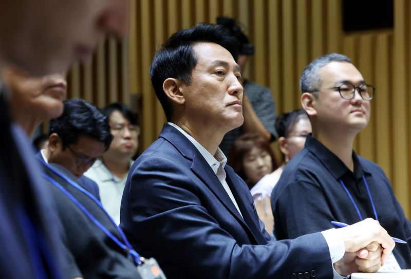 [서울=뉴시스] 박영태 기자 = 오세훈 서울시장이 6일 서울 중구 서울시청에서 열린 부동산 정상화를 위한 서울시민 대토론회에 참석해 패널의 질문을 듣고 있다. 2026.08.06. since1999@newsis.com