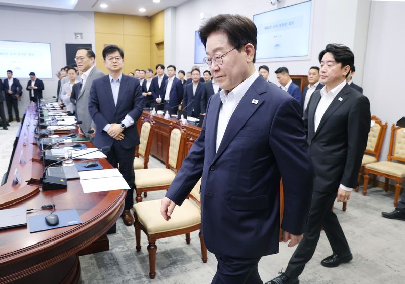 [서울=뉴시스] 조성봉 기자 = 이재명 대통령이 6일 청와대에서 열린 수석보좌관회의에서 강훈식 비서실장과 함께 입장하고 있다. 2026.08.06. suncho21@newsis.com